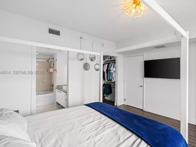 2-bedroom condo for sale in Miami - 185 SW 7th St 2702 - MondialRealty