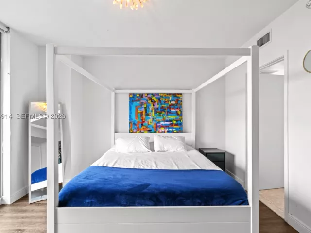 2-bedroom condo for sale in Miami - 185 SW 7th St 2702 - MondialRealty