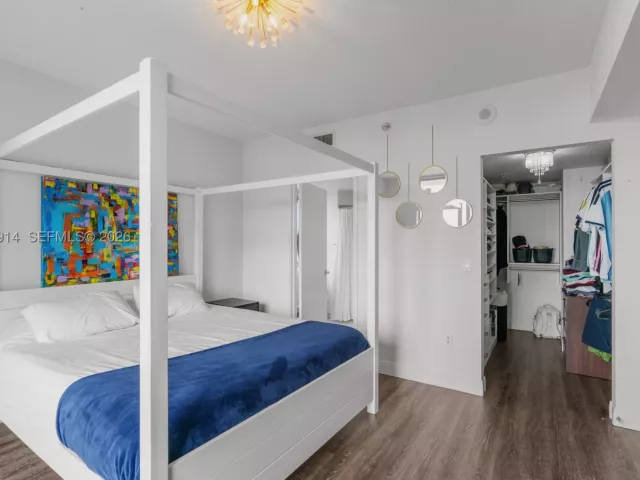 2-bedroom condo for sale in Miami - 185 SW 7th St 2702 - MondialRealty