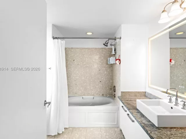 2-bedroom condo for sale in Miami - 185 SW 7th St 2702 - MondialRealty