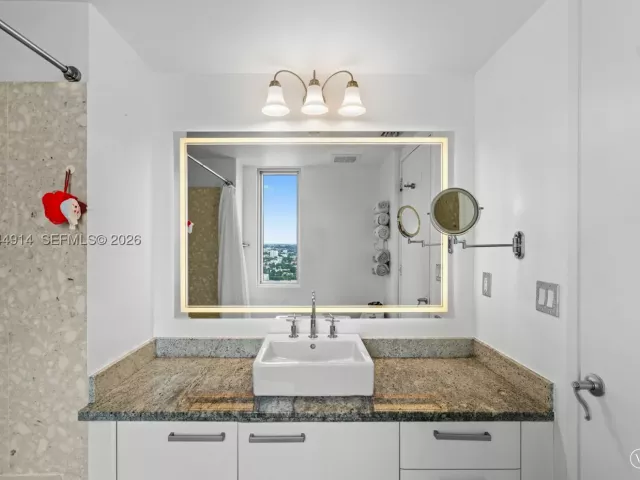 2-bedroom condo for sale in Miami - 185 SW 7th St 2702 - MondialRealty
