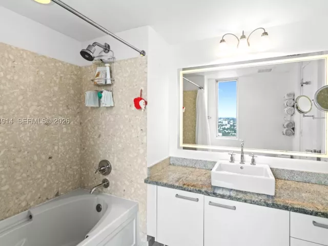 2-bedroom condo for sale in Miami - 185 SW 7th St 2702 - MondialRealty