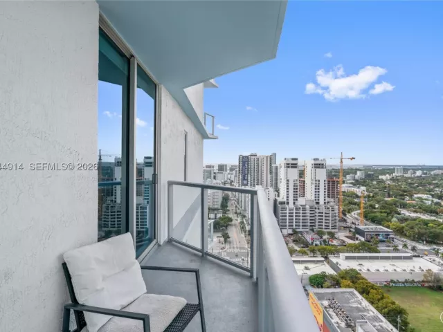2-bedroom condo for sale in Miami - 185 SW 7th St 2702 - MondialRealty