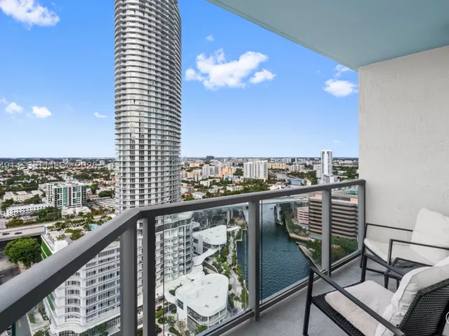 2-bedroom condo for sale in Miami - 185 SW 7th St 2702 - MondialRealty