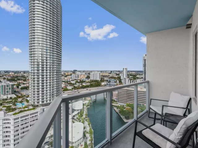 2-bedroom condo for sale in Miami - 185 SW 7th St 2702 - MondialRealty