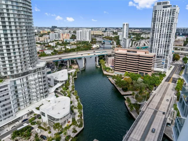 2-bedroom condo for sale in Miami - 185 SW 7th St 2702 - MondialRealty