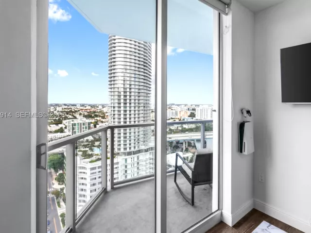 2-bedroom condo for sale in Miami - 185 SW 7th St 2702 - MondialRealty