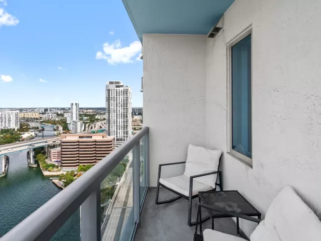 2-bedroom condo for sale in Miami - 185 SW 7th St 2702 - MondialRealty