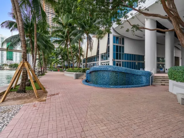 2-bedroom condo for sale in Miami - 185 SW 7th St 2702 - MondialRealty