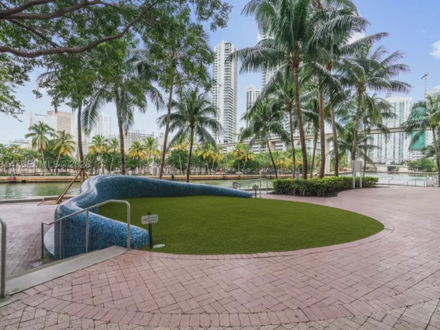 2-bedroom condo for sale in Miami - 185 SW 7th St 2702 - MondialRealty