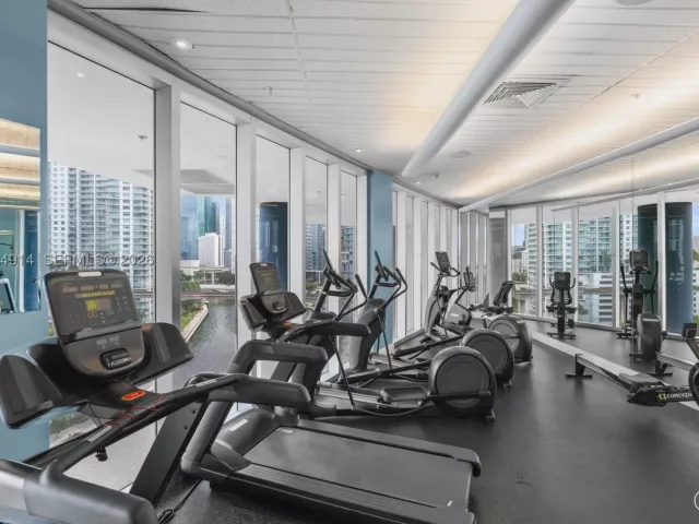 2-bedroom condo for sale in Miami - 185 SW 7th St 2702 - MondialRealty