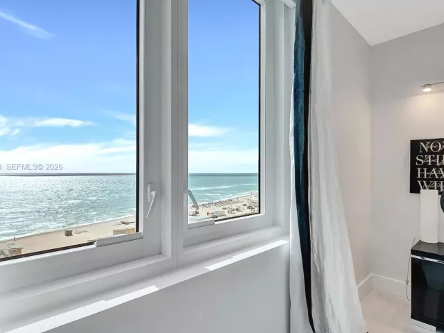 2-bedroom condo for rent in Miami Beach - 2301 Collins Ave 810 - MondialRealty