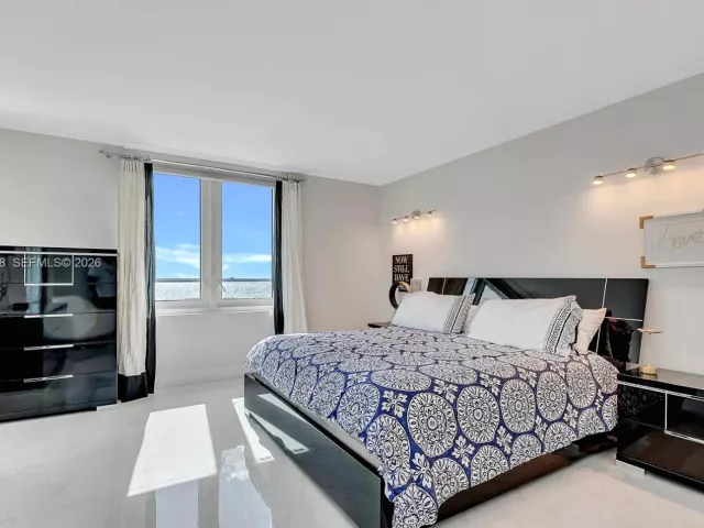 2-bedroom condo for rent in Miami Beach - 2301 Collins Ave 810 - MondialRealty
