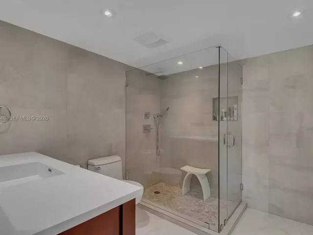 2-bedroom condo for rent in Miami Beach - 2301 Collins Ave 810 - MondialRealty