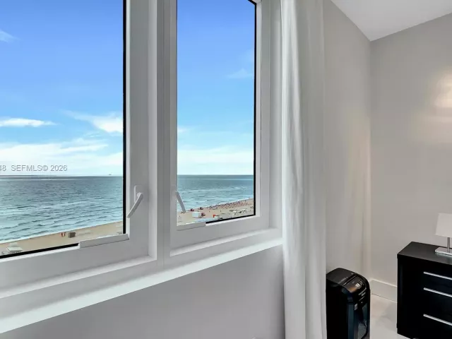 2-bedroom condo for rent in Miami Beach - 2301 Collins Ave 810 - MondialRealty