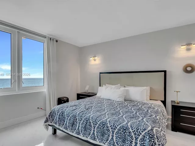 2-bedroom condo for rent in Miami Beach - 2301 Collins Ave 810 - MondialRealty