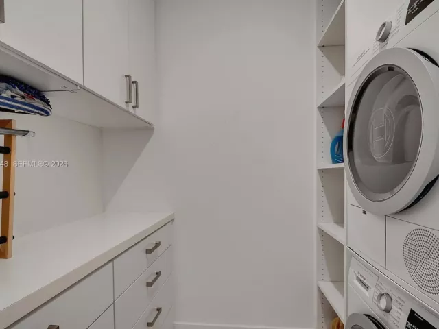 2-bedroom condo for rent in Miami Beach - 2301 Collins Ave 810 - MondialRealty