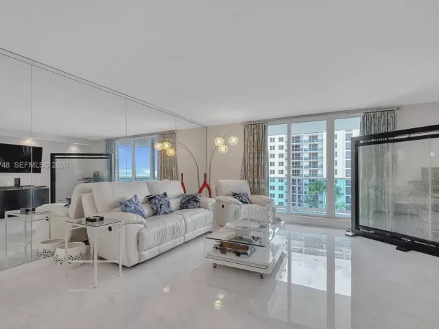 2-bedroom condo for rent in Miami Beach - 2301 Collins Ave 810 - MondialRealty