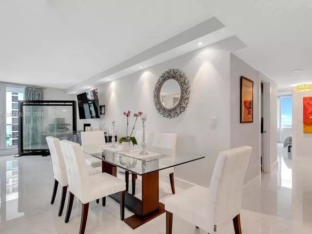 2-bedroom condo for rent in Miami Beach - 2301 Collins Ave 810 - MondialRealty