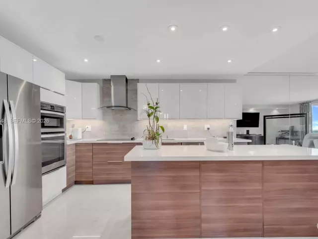 2-bedroom condo for rent in Miami Beach - 2301 Collins Ave 810 - MondialRealty