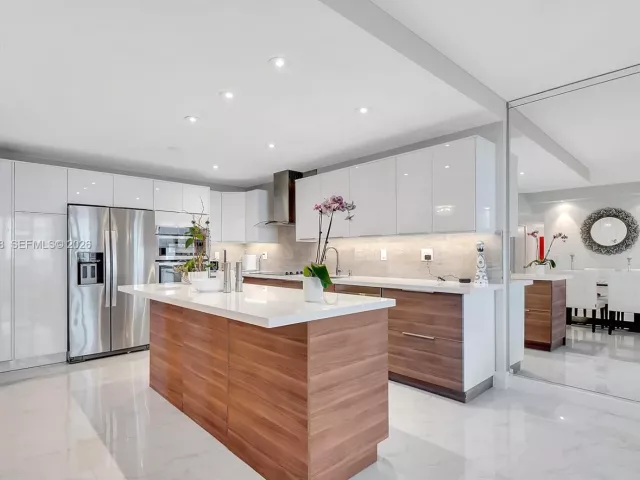 2-bedroom condo for rent in Miami Beach - 2301 Collins Ave 810 - MondialRealty