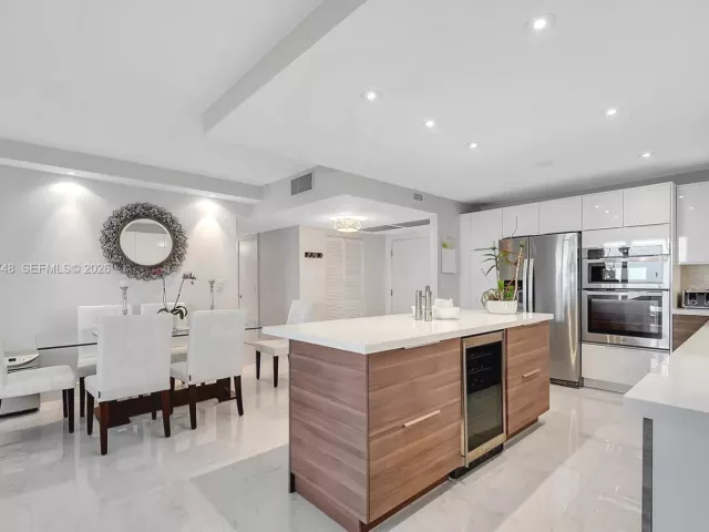 2-bedroom condo for rent in Miami Beach - 2301 Collins Ave 810 - MondialRealty