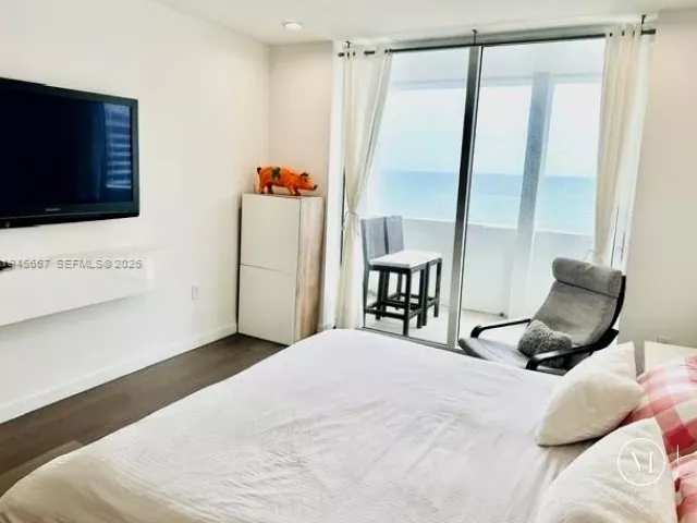 2-bedroom condo for rent in Bal Harbour - 10275 Collins Ave 1520 - MondialRealty