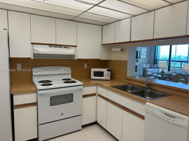 Apartment for rent  Unit #1710 - photo 7127607