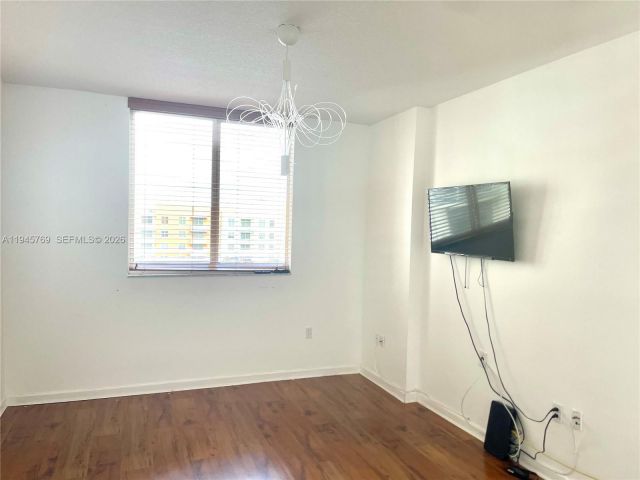 Apartment for rent  Unit #723 - photo 7438595