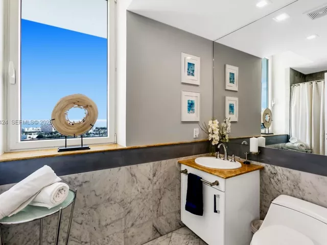 2-bedroom condo for sale in Miami Beach - 540 West Ave 2311 - MondialRealty