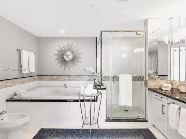 2-bedroom condo for sale in Miami Beach - 540 West Ave 2311 - MondialRealty