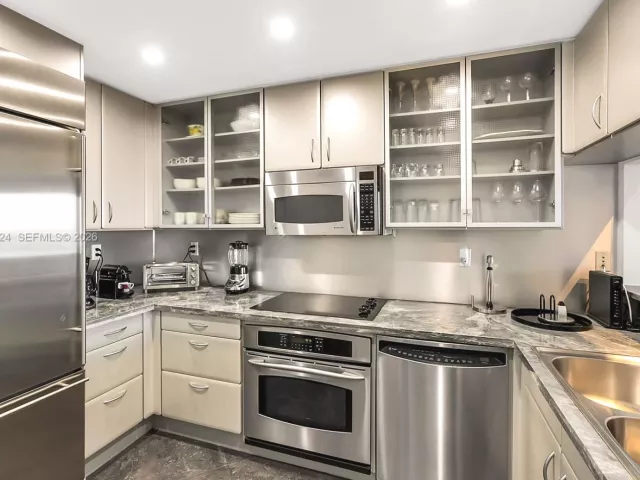 2-bedroom condo for sale in Miami Beach - 540 West Ave 2311 - MondialRealty