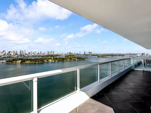 2-bedroom condo for sale in Miami Beach - 540 West Ave 2311 - MondialRealty