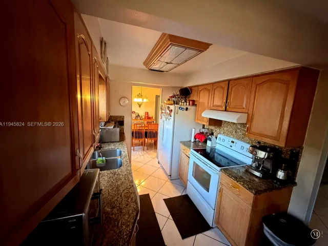 3-bedroom home for sale in Pembroke Pines - 9601 NW 16th St - MondialRealty