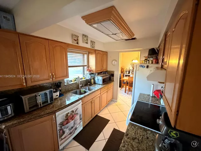 3-bedroom home for sale in Pembroke Pines - 9601 NW 16th St - MondialRealty