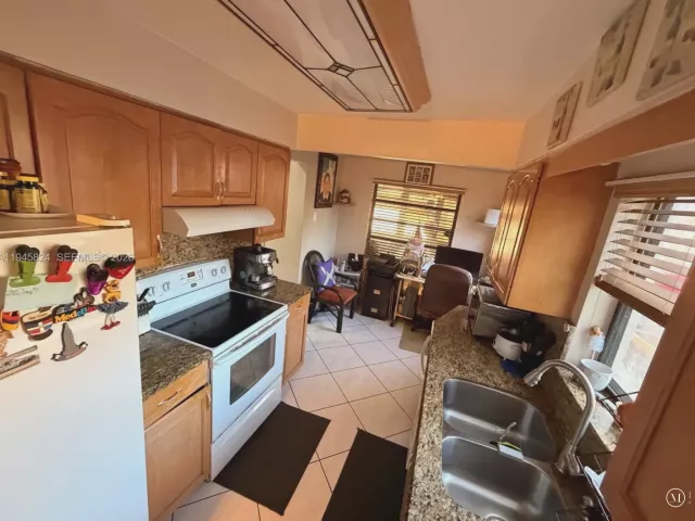 3-bedroom home for sale in Pembroke Pines - 9601 NW 16th St - MondialRealty