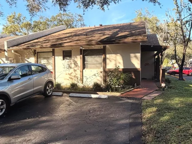 3-bedroom home for sale in Pembroke Pines - 9601 NW 16th St - MondialRealty