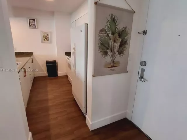 1-bedroom condo for sale in Miami - 1200 Brickell Bay Dr 3708 - MondialRealty