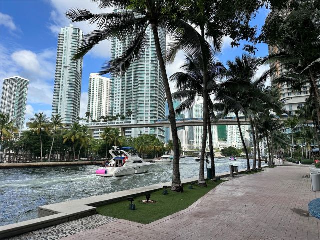 1-bedroom condo for sale in Miami - 185 SW 7th St 3704 - MondialRealty