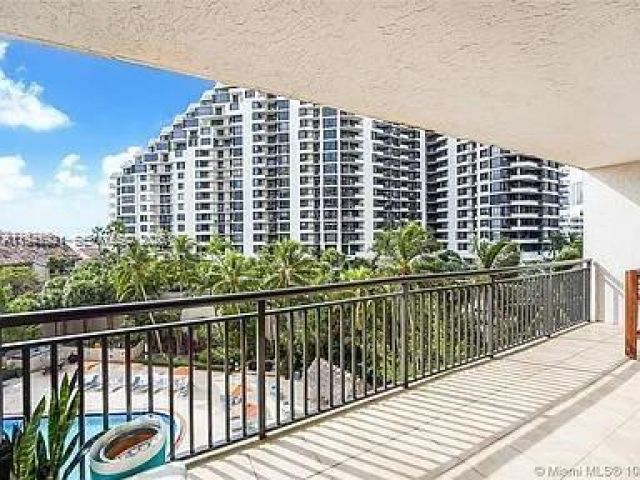 1-bedroom condo for sale in Miami - 540 Brickell Key Dr 603 - MondialRealty