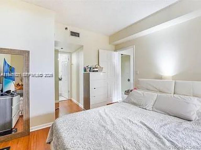 1-bedroom condo for sale in Miami - 540 Brickell Key Dr 603 - MondialRealty