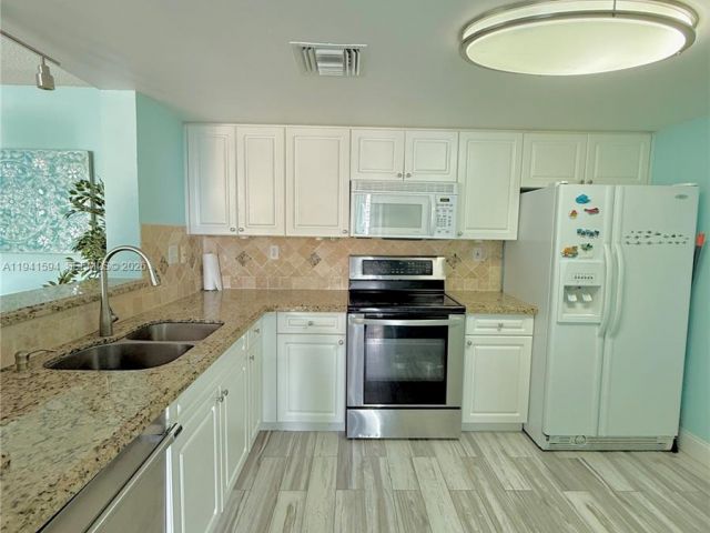 2-bedroom condo for sale in Fort Lauderdale - 520 SE 5th Ave 2512 - MondialRealty