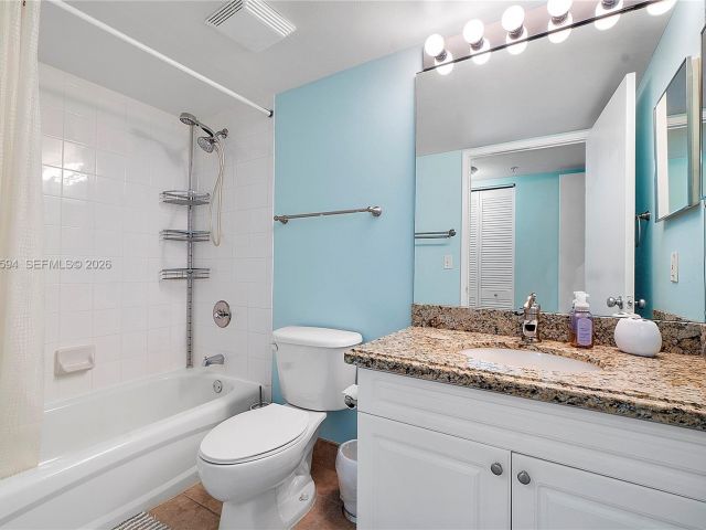 2-bedroom condo for sale in Fort Lauderdale - 520 SE 5th Ave 2512 - MondialRealty