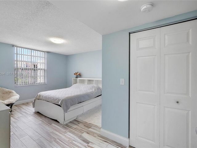 2-bedroom condo for sale in Fort Lauderdale - 520 SE 5th Ave 2512 - MondialRealty