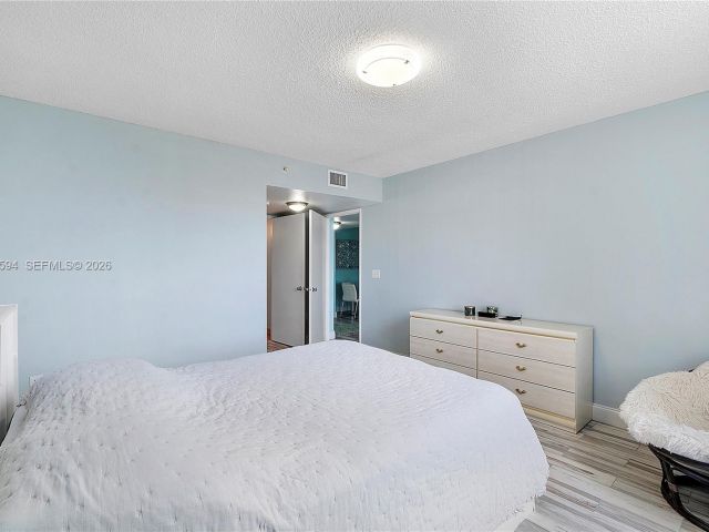 2-bedroom condo for sale in Fort Lauderdale - 520 SE 5th Ave 2512 - MondialRealty