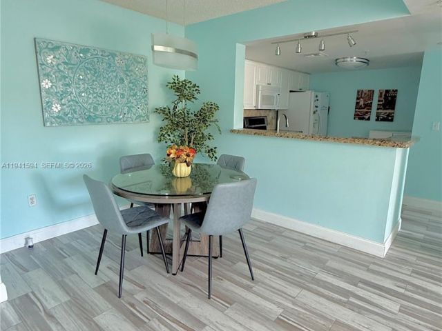 2-bedroom condo for sale in Fort Lauderdale - 520 SE 5th Ave 2512 - MondialRealty