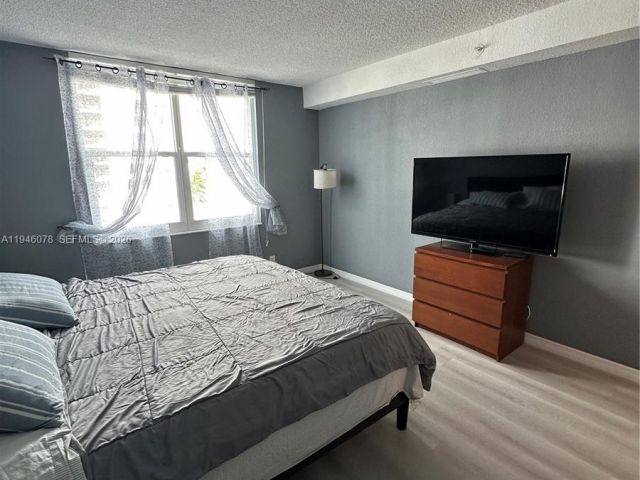 1-bedroom condo for rent in Hollywood - 2501 S Ocean Dr 507 - MondialRealty