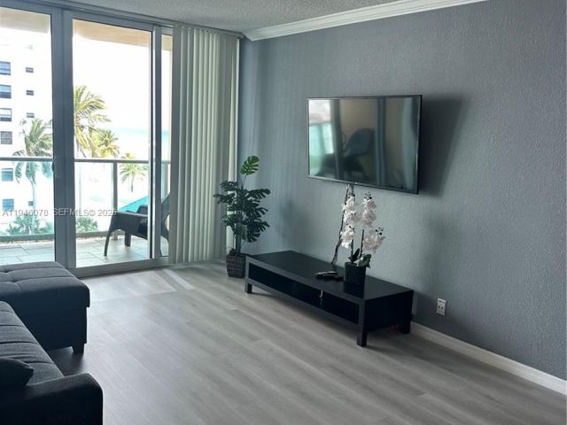 1-bedroom condo for rent in Hollywood - 2501 S Ocean Dr 507 - MondialRealty
