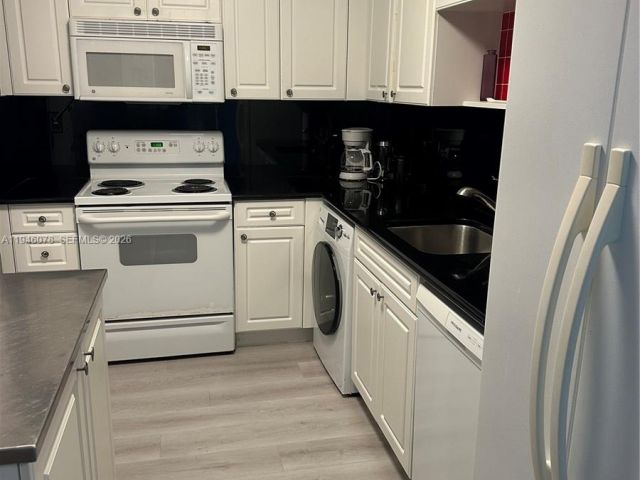 1-bedroom condo for rent in Hollywood - 2501 S Ocean Dr 507 - MondialRealty