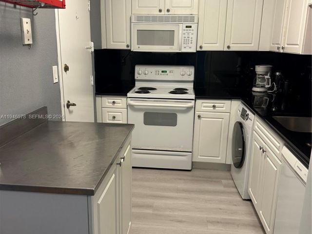 1-bedroom condo for rent in Hollywood - 2501 S Ocean Dr 507 - MondialRealty
